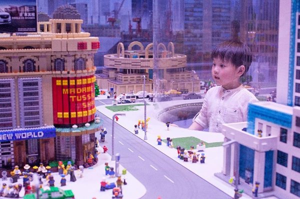 小朋友在上海乐高探索中心“迷你天地”，置身乐高拼砌的城市街景