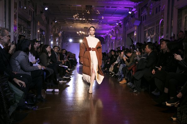 艾莱依引领时尚羽绒服行业风尚 巴黎时装周书写“绒耀”