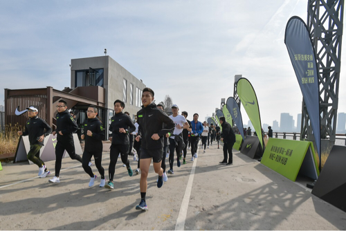 Nike+ Run Club線下活動(dòng)在耐克跑者驛站-楊浦開展，跑者在專業(yè)教練和配速員的指導(dǎo)下進(jìn)行5KM跑步訓(xùn)練