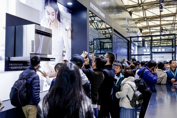 At the expo, large crowds joined the Midea's kitchen lab