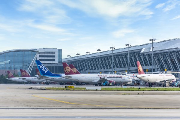 เครื่อบิน Airbus A320 ของจูนเหยา แอร์ไลน์ และเครื่องบิน Boeing 767 ของ ANA ที่ Terminal 2 สนามบินนานาชาติเซี่ยงไฮ้ ผู่ตง