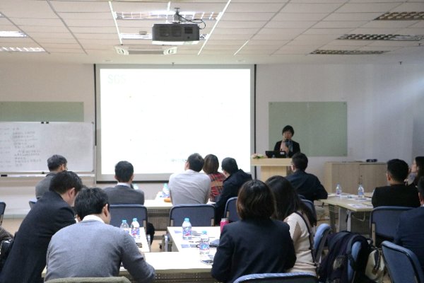 SGS资深技术专家刘秀萍老师为与会者解读如何建立反贿赂标准化管理体系