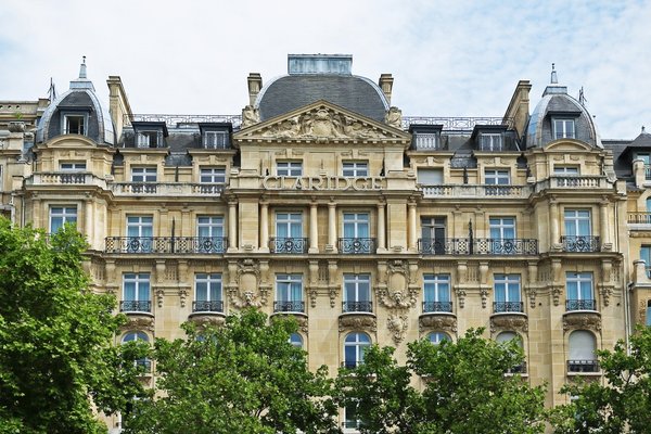 Raih kesempatan untuk menginap di Fraser Suites Le Claridge Champs-Elysees di Paris, dengan pemandangan Arc de Triomphe dan Menara Eiffel.