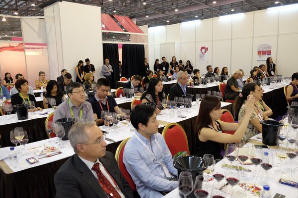 Para peserta dagang memenuhi aula sesi "Mencicipi Anggur dari Spanyol" pada tahun 2016
