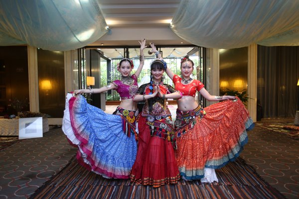 青年舞蹈家张莉莉及团队成员于印度市集舞蹈表演