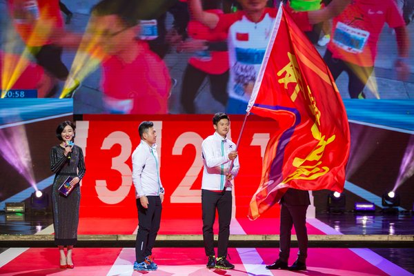 特步代言人谢震业高举“奔跑中国”旗帜，特步成为“奔跑中国”战略合作伙伴