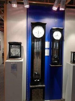 肯宁家新作，从左至右分别为壁炉钟、落地钟和挂钟