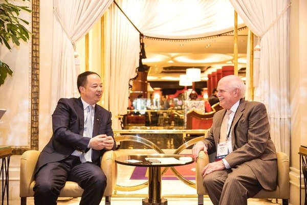 Yu Jun, Chủ tịch GAC Motor trao đổi với Peter Welch, Chủ tịch kiêm Giám đốc điều hành NADA