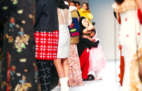来自中国温州的7岁女童大文身穿自己设计的公主裙登上上海时装周的T台