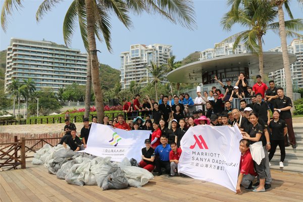三亚山海天万豪酒店和三亚山海天傲途格精选开展沙滩清洁公益活动