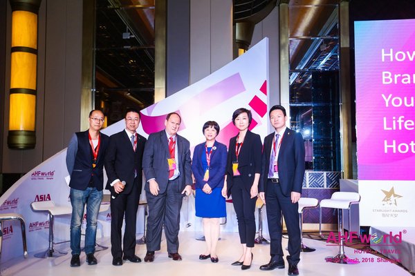 锦江之星公司CEO昝琳女士（右起第3位）与论坛嘉宾合影