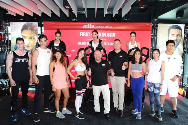 Michael David Lamb (bottom center), Jetts Asia Managing Director and Dane Cantwell (bottom, 4th right), Country Manager, Jetts Fitness in Thailand celebrated the grand opening of 4 new Jetts clubs in Bangkok, providing consumers in Thailand the opportunity to workout on their terms and enjoy 24/7 access, no lock-in contract, and free reciprocal access to each of Jetts’ 250+ clubs across Australia, Thailand, New Zealand, the Netherlands, and the United Kingdom.