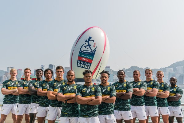 Tim Afrika Selatan untuk Ajang Hong Kong Sevens berpose dengan bola rugby raksasa di Victoria Harbour