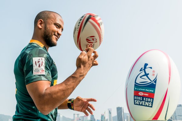Tim Afrika Selatan untuk Ajang Hong Kong Sevens berpose dengan bola rugby raksasa di Victoria Harbour