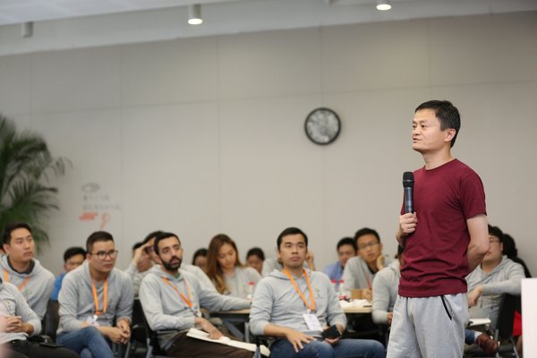 Chủ tịch Alibaba Group Jack Ma đang đối thoại với những người tham dự eFounders về tinh thần khởi nghiệp và những vấn đề khác