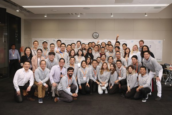 Lớp học đầu tiên gồm 37 học viên châu Á tham gia chương trình toàn cầu eFounders Fellowship đang chụp hình với Chủ tịch điều hành Alibaba Group Jack Ma