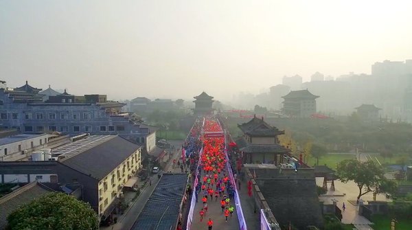 2016西安城墙马拉松起跑