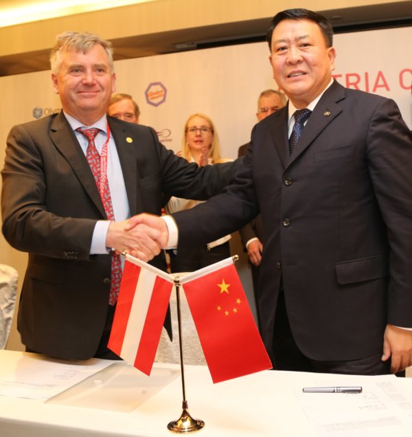 合作协议于2018年4月8日在北京签署，麦格纳欧洲区总裁兼麦格纳斯太尔全球总裁艾琯德与北汽集团董事长徐和谊出席了签约仪式