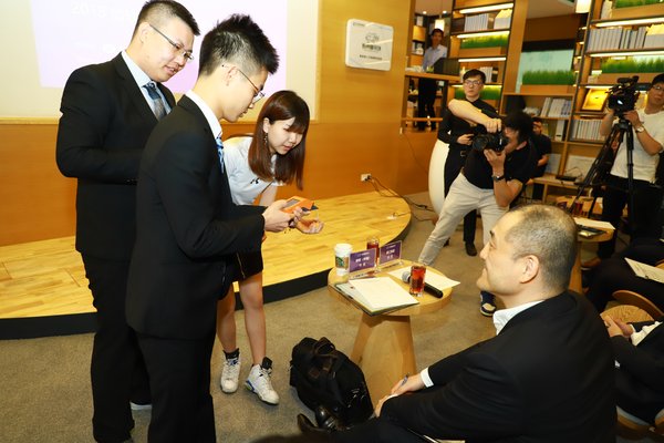 冠军”98K小分队“向微软（中国）首席技术官韦青先生展示手持式智能光谱仪操作过程