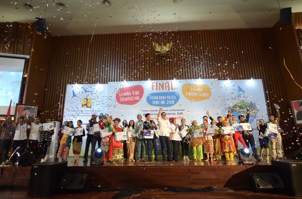 Seluruh pemenang dalam perlombaan menyambut Hari Air 2018 "Lestarikan Alam untuk Air."