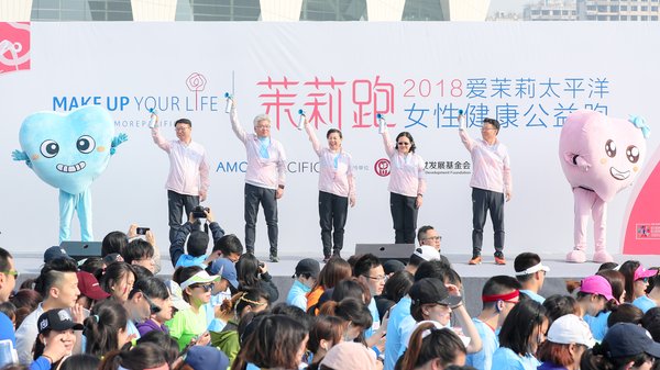 4月15日全国抗癌日，2018“茉莉跑”在上海东方体育中心鸣笛开跑。