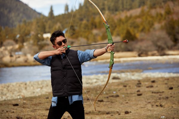 郑恺挑战藏族传统工布响箭