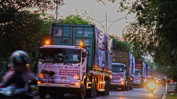 The convoy of 40 containers of emergency aid bound for Belawan port, Medan.
