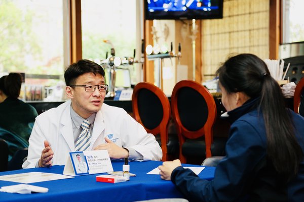 上海和睦家新城医院（金桥）医疗总监刘浩医生正在为社区居民提供内分泌方面的义诊