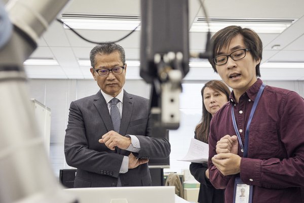 AI-based industrial robots were one of the technology demonstrations witnessed by Mr Paul Cha, Financial Secretary of the HKSAR Government during his visit to ASTRI