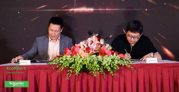 施耐德电气合作业务中国事业部市场部副总裁朱文沁与合作伙伴签约