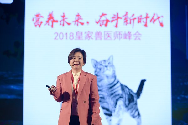 微宠医平台CEO曹鲁璐在2018皇家兽医师峰会上，分享了微宠医是如何针对行业痛点，通过一端两面的定制方案，为宠物主和医院实现平台共赢，互联互通。