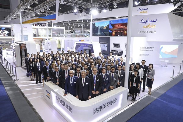 SABIC石化战略事业部执行副总裁阿卜杜拉哈曼·艾尔-法季（中）率公司同仁在2018年中国国际橡塑展上为SABIC展台揭幕