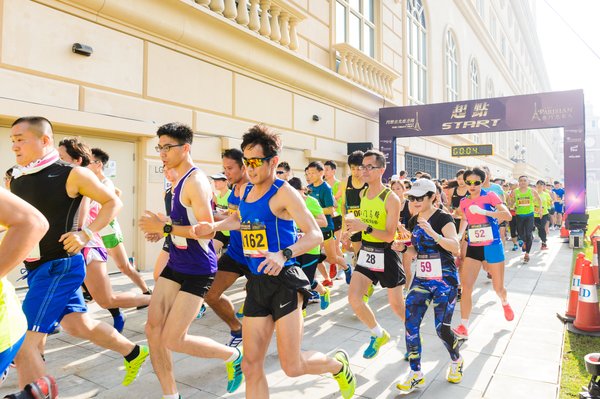 「閃耀金光慈善跑」於澳門巴黎人的巴黎鐵塔熱烈展開，是次活動旨在鼓勵大眾關注健康生活，同時為澳門特殊奧運會項目籌集善款。