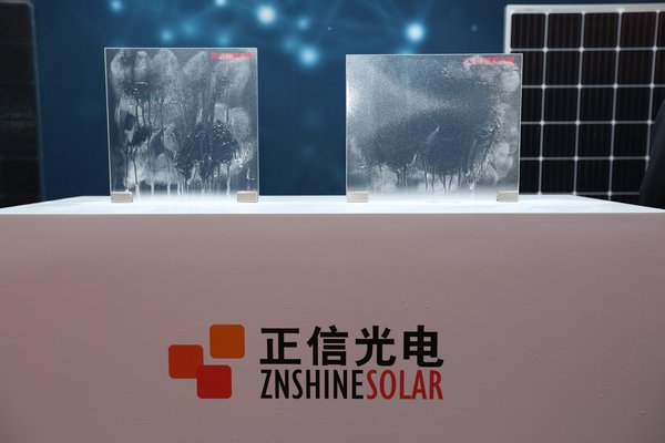 Ordinary module glass(Left one) VS Znshine graphene-coating glass(Right one) (Water sprayed under the same dust pollution, graphene-coating glass's "self-cleaning" ability is significantly stronger)
