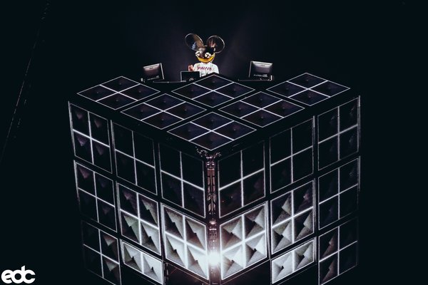 Deadmau5与其标志性的舞台Cube 2.1