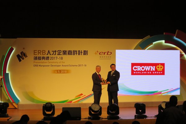 Michael Wan, Director of Moving Services of China and Hong Kong accepted the award from Mr. William Leung Wing-cheung, SBS, JP, Chairman of the ERB.