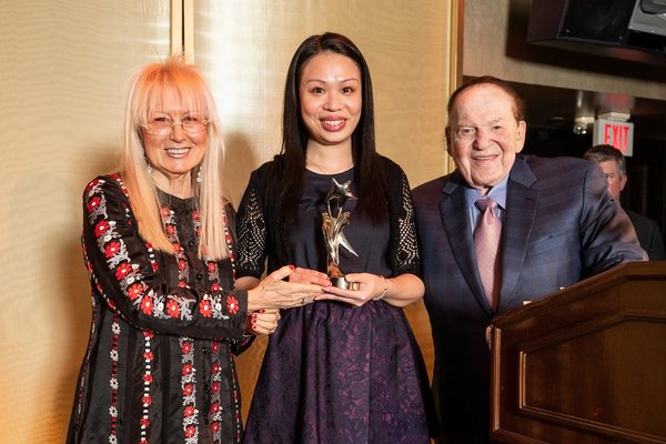 Sands China team member May Wu Yee Mei (centre) celebrates receiving The Mr. Sheldon G. and Dr. Miriam Adelson Citizenship Award presented by Sands Cares with Dr. Miriam Adelson (left) and Sheldon G. Adelson (right), chairman and CEO of Las Vegas Sands Corp., at a ceremony April 25 at The Venetian in Las Vegas.