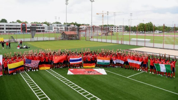 阿迪达斯助力青少年足球运动员赴德参加拜仁青年杯决赛