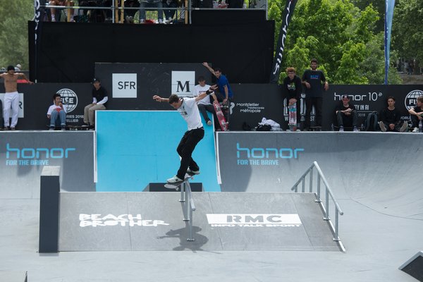 Seorang skateboarder menunjukkan keahlian istimewa dan terbang di atas grind rail