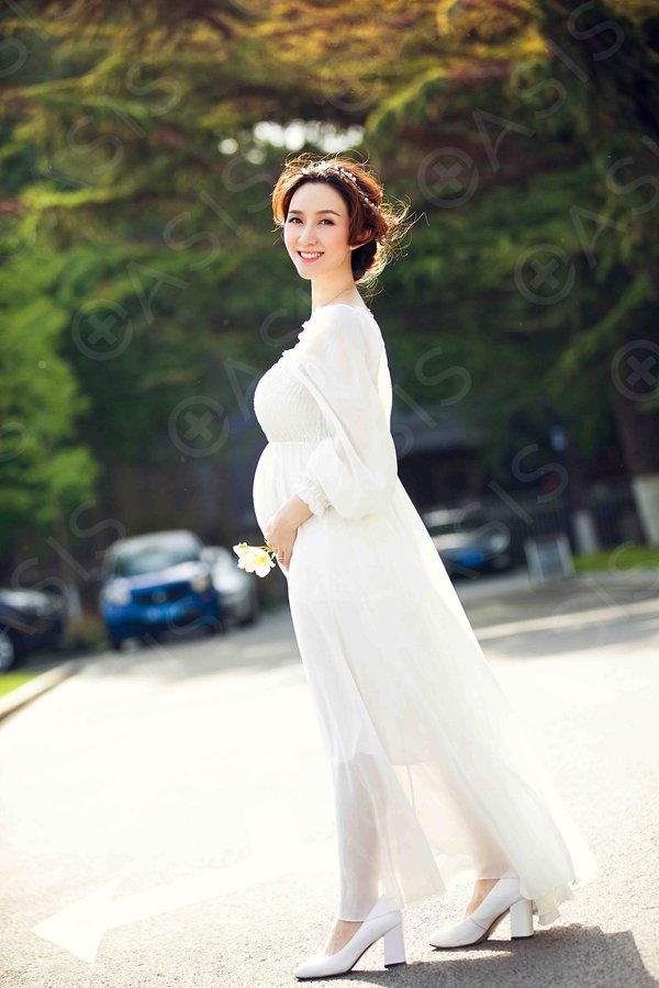 母亲节之际展现“孕味”美 北京明德医院孕妈妈公益摄影展开幕