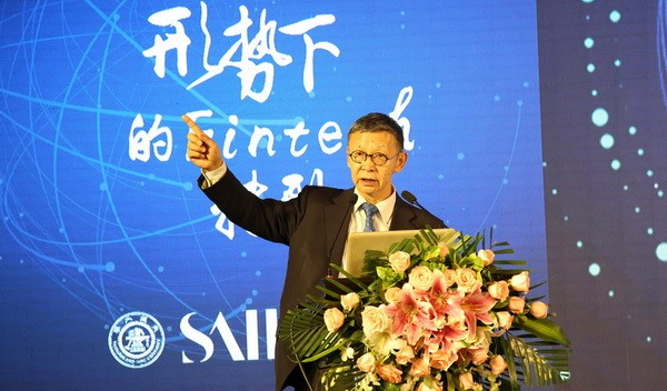 中国银监会原副主席蔡鄂生发表主旨演讲