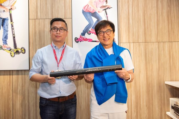 Segway-Ninebot公司董事长兼CEO高禄峰（左）成龙（右）