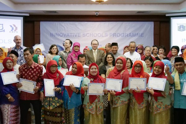 Graduating teachers and principals from the seventh intake of the Innovative Schools Program (ISP) proudly pose with their certificates alongside the French Ambassador to Indonesia Jean-Charles Berthonnet, Ibu Hj. Suryani from the Jakarta Education Agency (Diknas), Emmanuel from Yayasan Emmanuel and Greg Zolkowski from JIS.