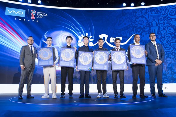 世界杯传奇球星古利特、贝贝托，中国人像摄影大师肖全等6人作为vivo非凡摄影师代表接受FIFA官方认证