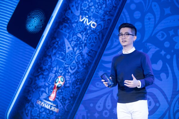 vivo产品经理赵典介绍vivo X21 2018 FIFA世界杯非凡版智能手机