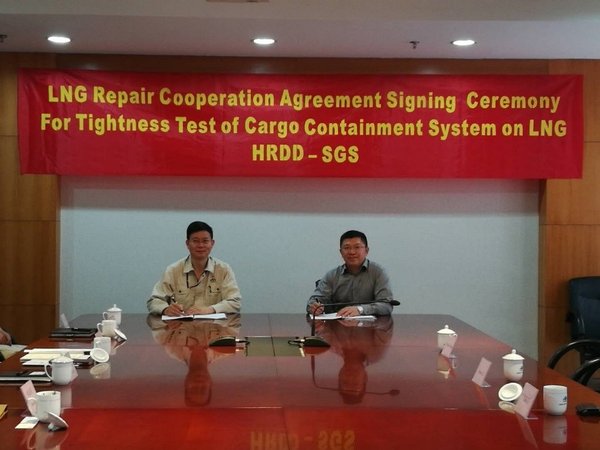 SGS中国石化服务部副总监黎鸿举（右）与华润大东常务副总经理刘志勇（左）现场签署协议