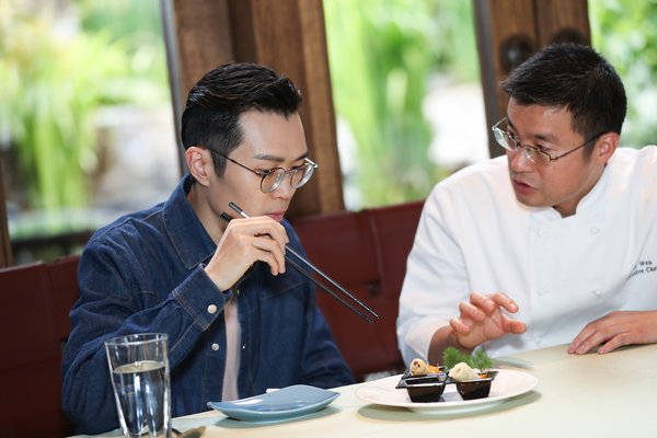 在丽江古城英迪格酒店，方大同品尝由酒店主厨精心烹制的云南特色菜品