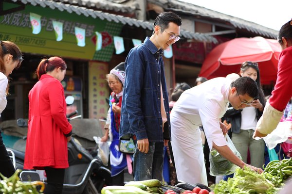 方大同“乐游邻间”，在丽江古城英迪格酒店主厨的带领之下于忠义市场挑选新鲜的当地食材