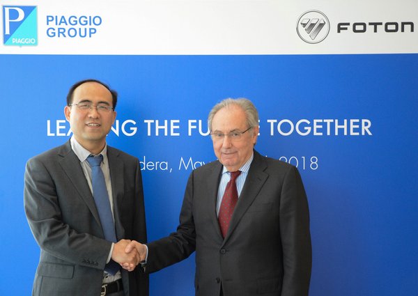 Chairman & CEO, Piaggio Group Roberto Colaninno meneken perjanjian kerja sama tahap akhir untuk mengembangkan dan memproduksi serangkaian kendaraan komersial roda empat dan berbobot ringan yang baru