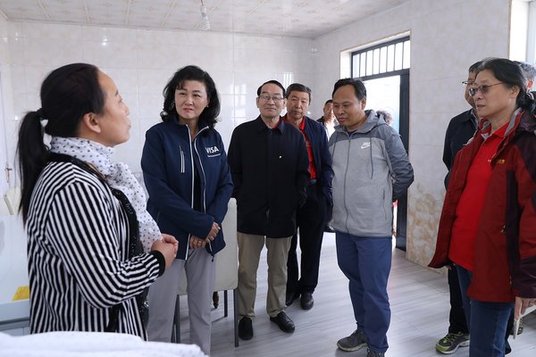 Visa公司大与中国扶贫基金会一同走访的另一位农户石桂兰女士（左一），她经营食品加工作坊。借助金融产品与服务，实现了脱贫，改善了生活。